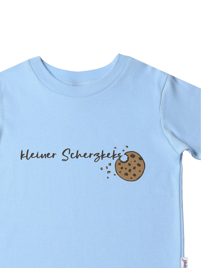 Aufdruck kleiner Scherzkeks mit angeknabbertem Keks, auf hellblauem Bio-Baumwoll T-Shirt mit rundem Ausschnitt