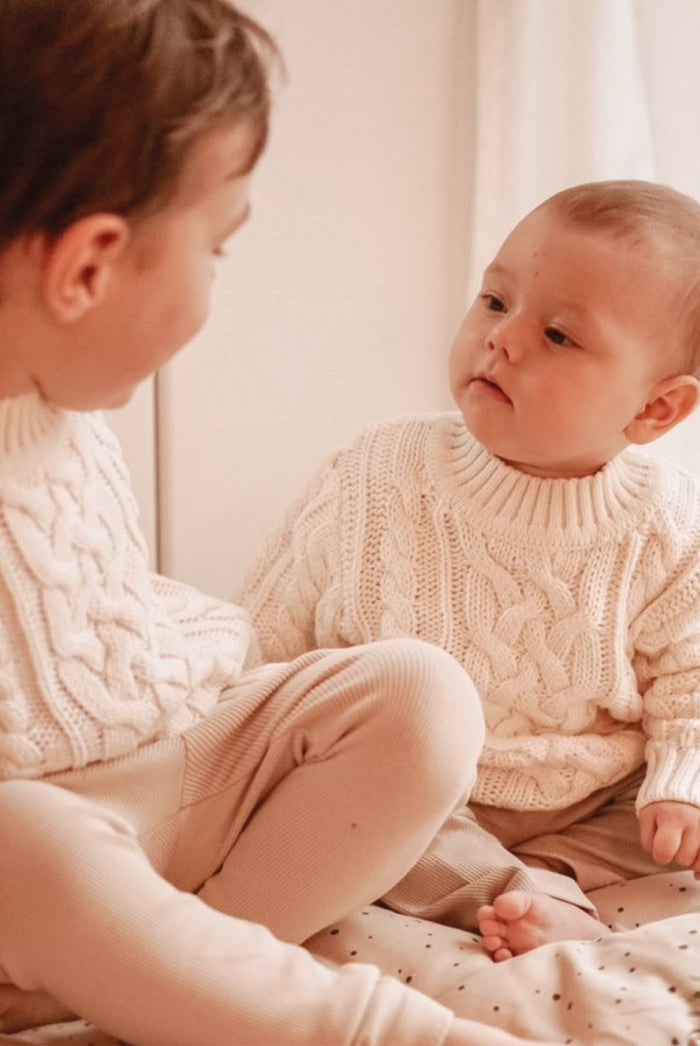 Strickpullover mit Zopfmuster in ecru