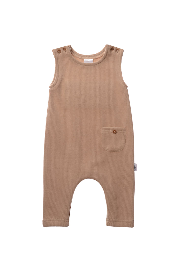 Rib-Strick-Jumpsuit in beige mit Knöpfen in Holzoptik