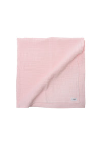 Vielseitig einsetzbare Babydecke aus Musselin in einem schönen pink Farbton.