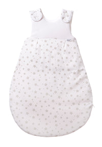 Schlafsack für Babys in unterschiedlichen Längen mit Knöpfen und Reißverschluss an der Seite. Design: graue Sterne.