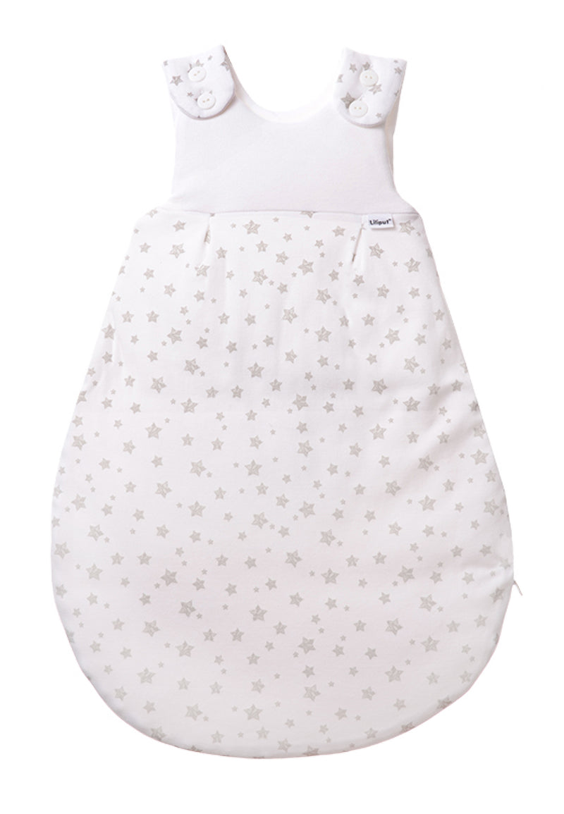 Schlafsack für Babys in unterschiedlichen Längen mit Knöpfen und Reißverschluss an der Seite. Design: graue Sterne.